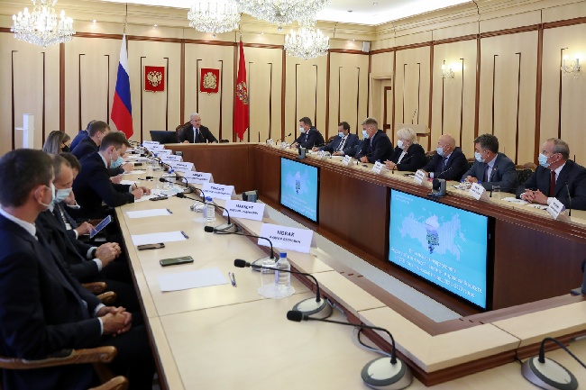 Красноярске парламентарии обсудили региональный бюджет на ближайшую трехлетку с Александром Уссом
