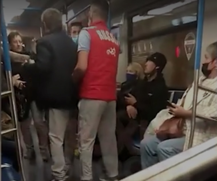 В Москве в метро ударили пассажирку без маски за кашель