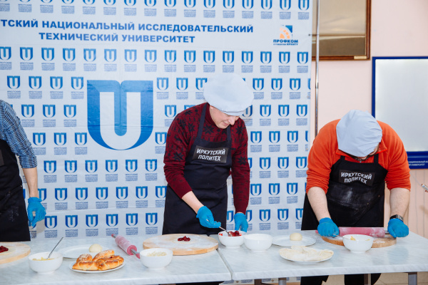 В честь Дня студента сотрудники ректората ИРНИТУ накормили политеховцев пирожками