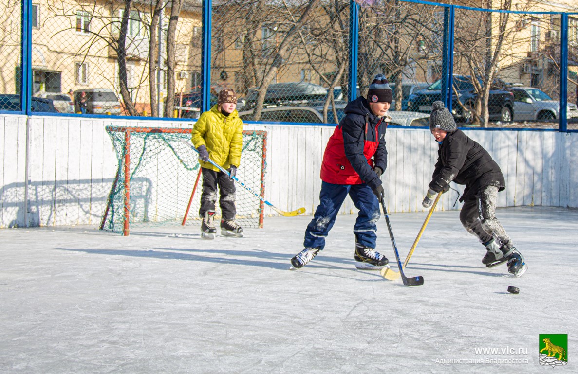 До конца декабря во Владивостоке зальют 76 и хоккейных коробок