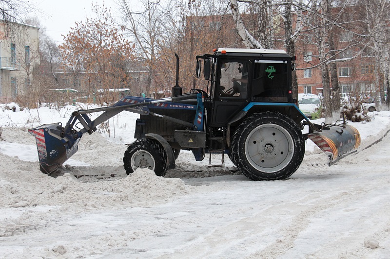 В уборке дорог в Кемерово задействовано 140 единиц спецтехники