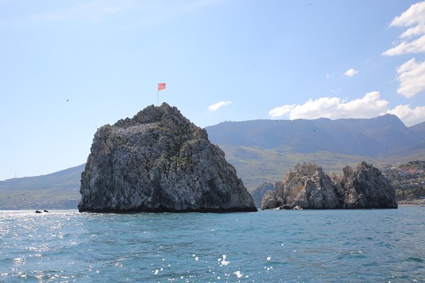 1 мая над достопримечательностями «Артека» и Южного берега Крыма  взвились Красные Знамена