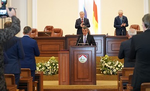 Единогласным решением республиканского парламента Главой Республики Северная Осетия - Алания сегодня избран Сергей Меняйло