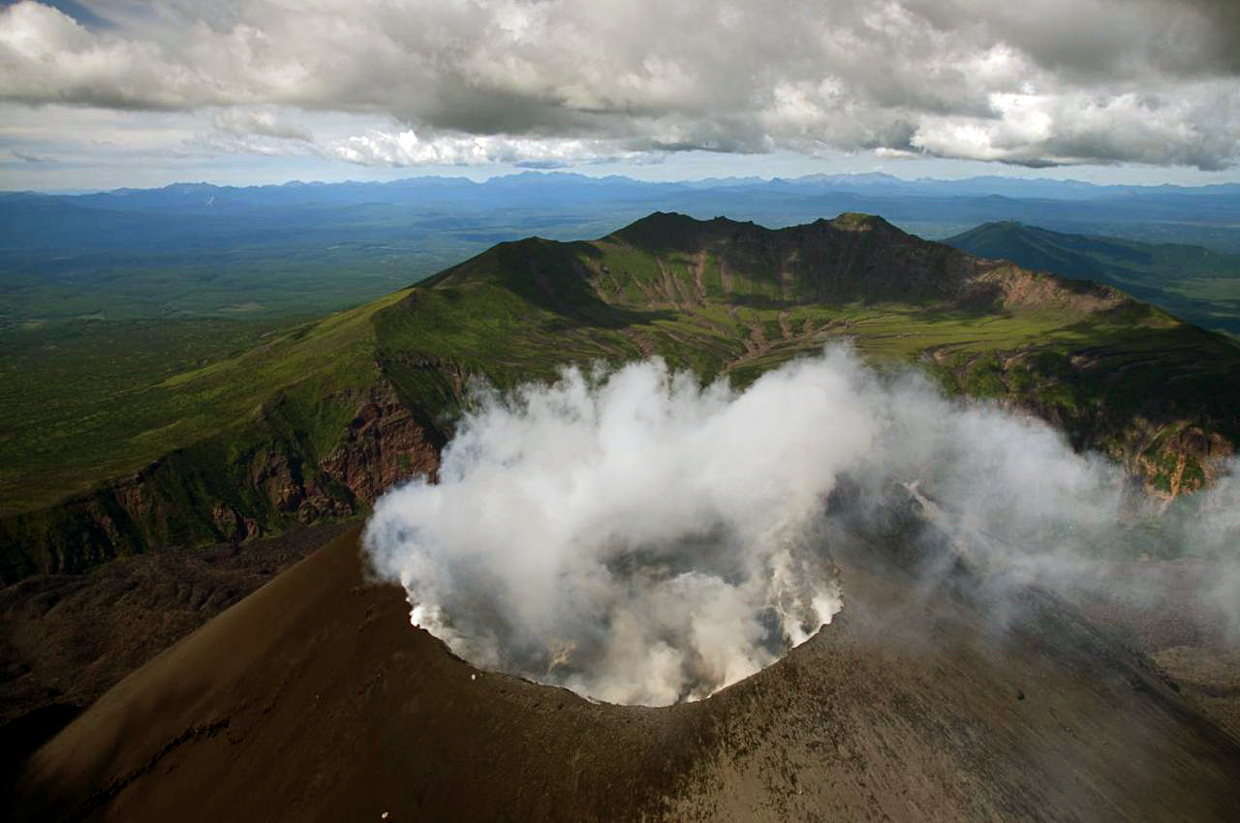 Вулкан на Курилах выбросил пепел на высоту 3,5 киллометра