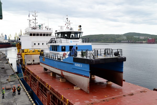 Судно-катамаран весом 48 тонн выгружено портовиками Мурманского морского торгового порта