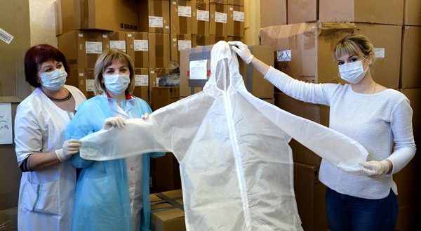 1000 защитных костюмов  передал ММТП  мурманской клинической больнице