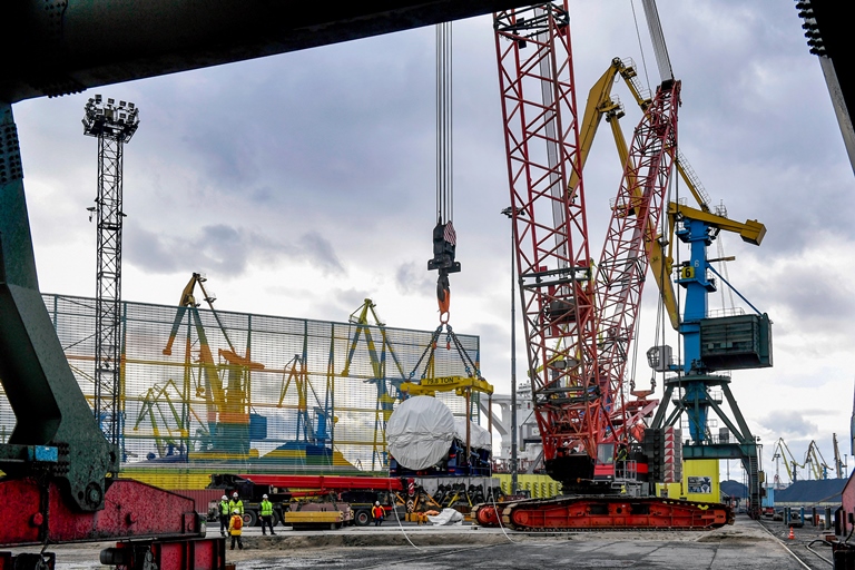 В Мурманском морском торговом порту выполнена уникальная погрузо-разгрузочная операция