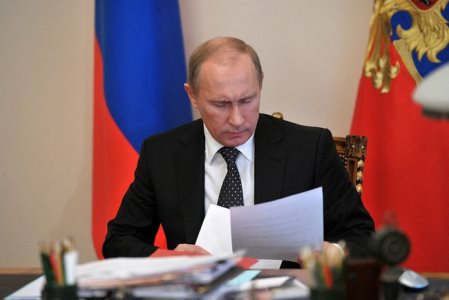 Vladimir Putin podpisyvaet dokyment 2016