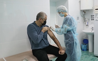 На предприятиях Уранового холдинга «АРМЗ» стартовала массовая вакцинация работников от COVID-19
