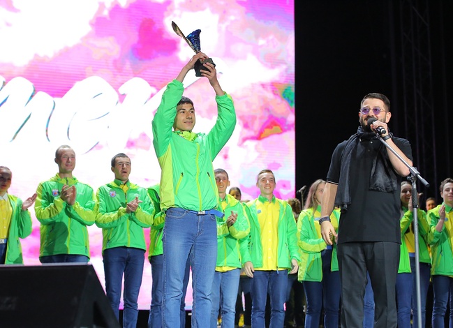 Артековцы 5-й смены получили награду от Михаила Галустяна за победу в КВН-битве