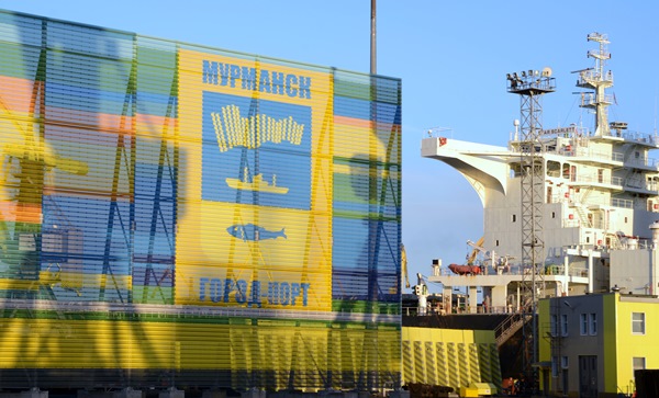 В Мурманском морском торговом порту  появился двадцатиметровый  герб Мурманска