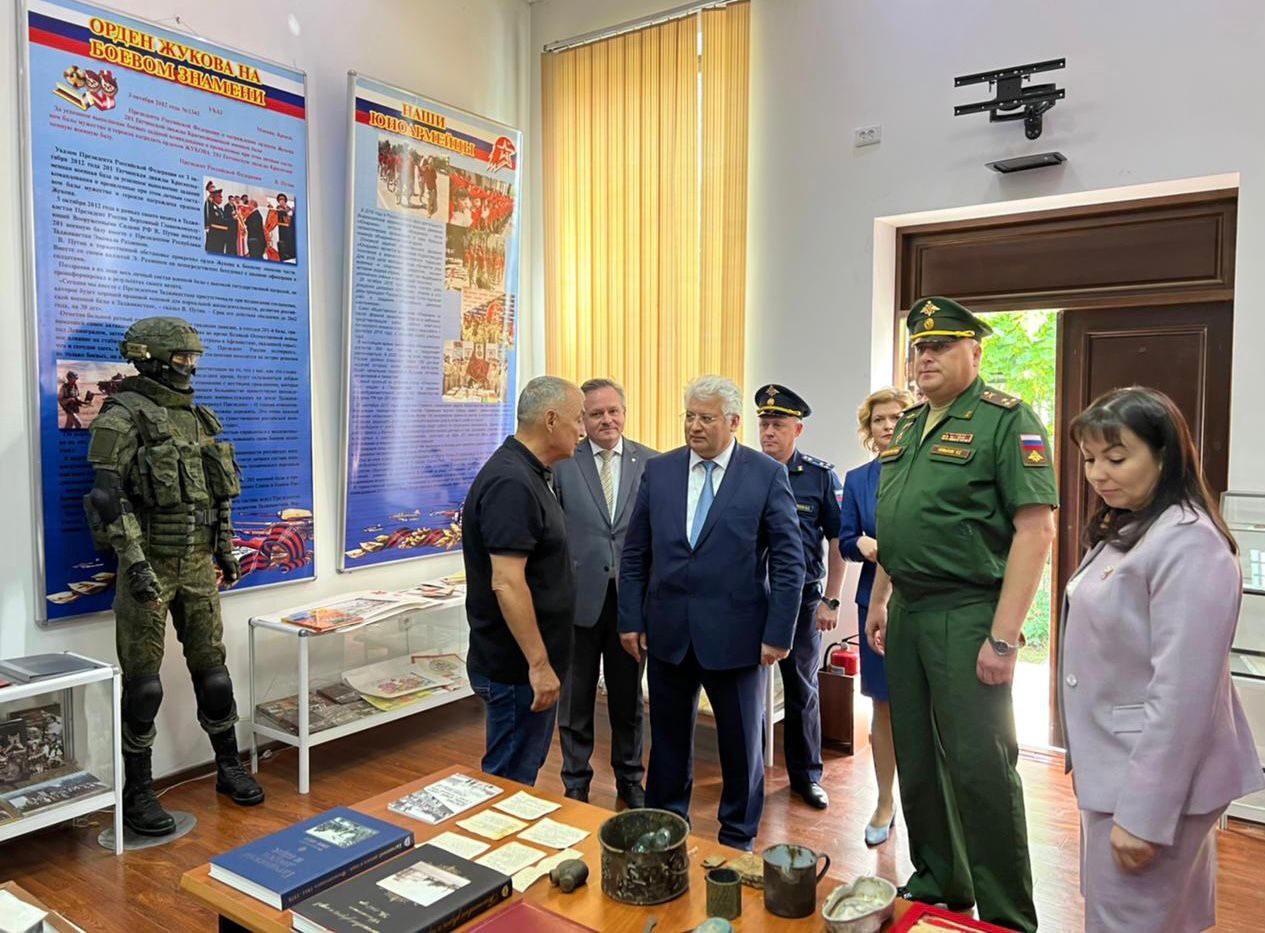 Делегация Санкт‑Петербурга передала исторические экспонаты в музей 201 военной базы в Таджикистане