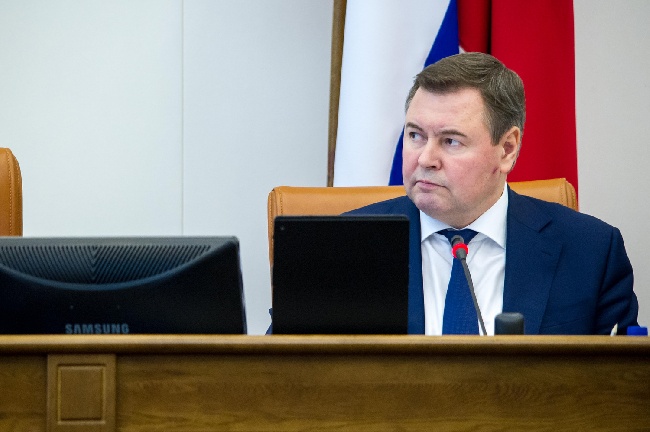 Спикер парламента Красноярского края Дмитрий Свиридов призвал проявить сознательность и соблюдать противовирусные меры