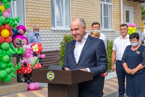Глава Карачаево-Черкесии Рашид Темрезов открыл новый ясли-сад на 80 мест в ауле Сары-Тюз - Vimarsana News